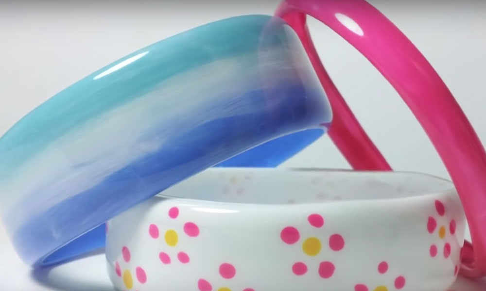 This is How You Can Make Bracelets by Recycling Plastic Bottles